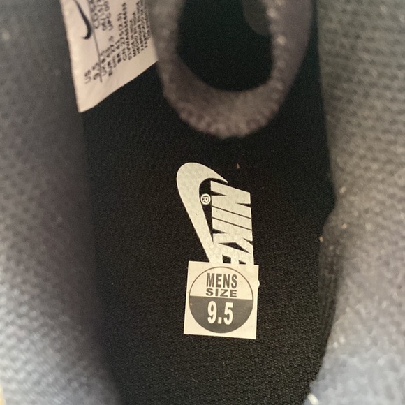 Unisex all black Nikes - Picture 2 of 4